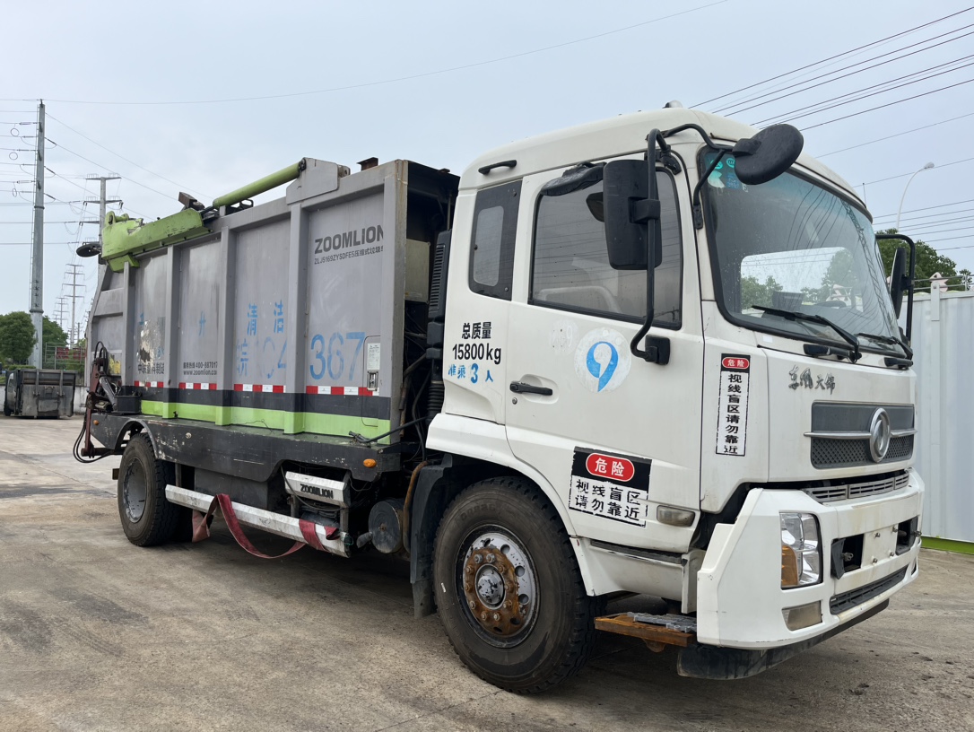 二手中聯(lián)無泄露式壓縮垃圾車 2??年份：2018年1月 3??發(fā)動(dòng)機(jī)：康機(jī)210馬力，國(guó)五 4??底盤配置：東風(fēng)天錦底盤，4500軸距，1000鋼絲胎，六檔變速